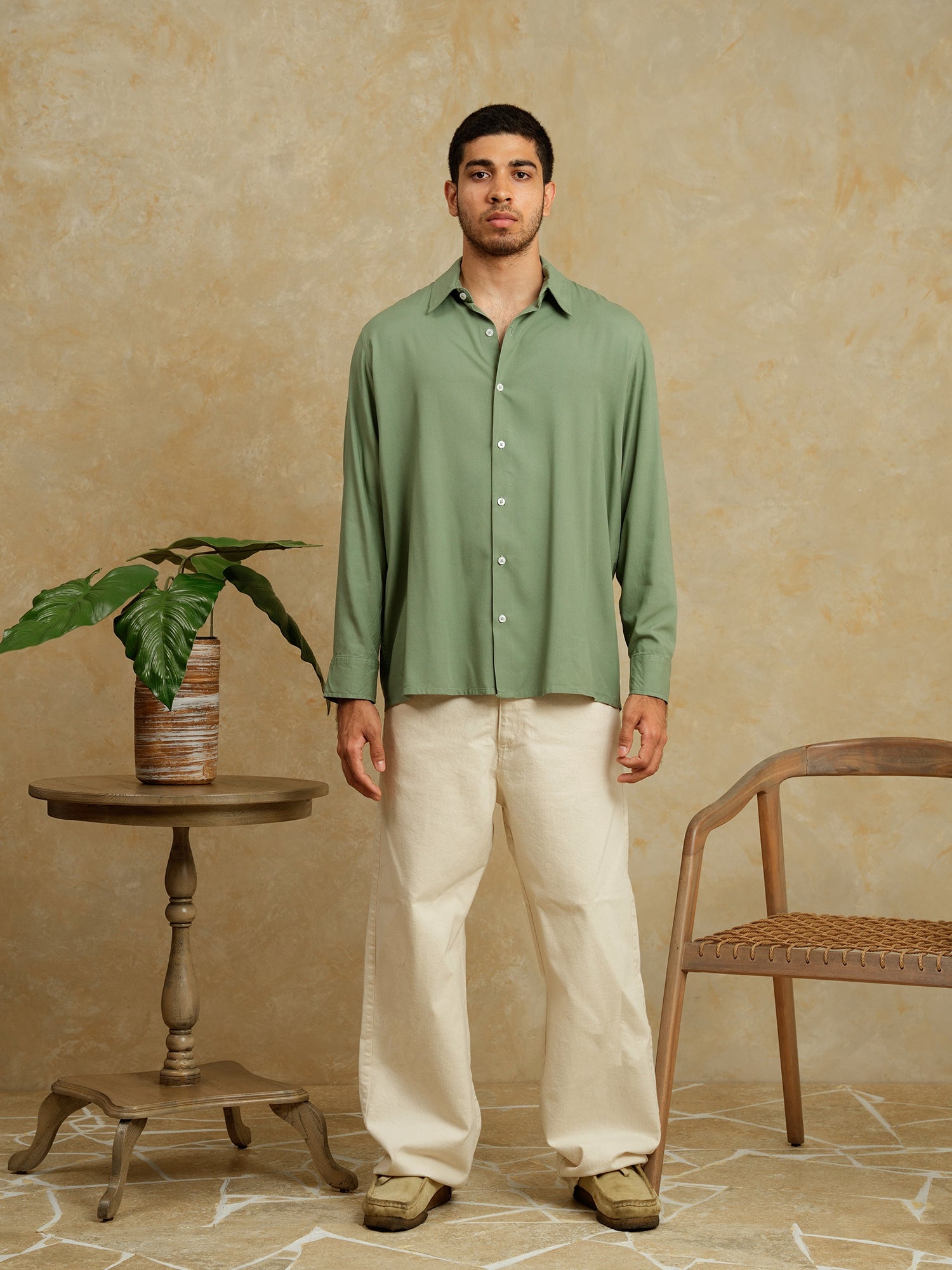 Basic regular collar shirt