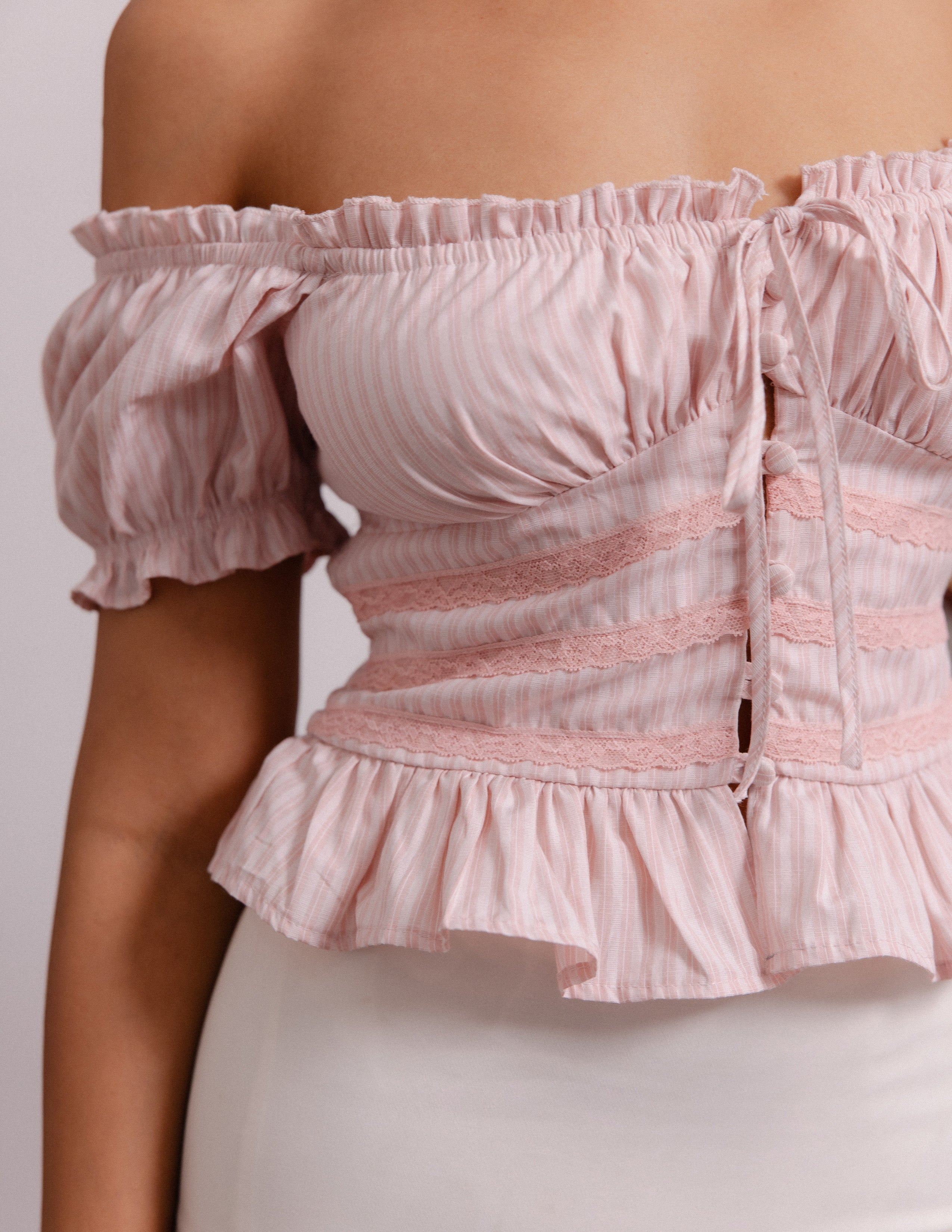 Lace Detailed Puff Sleeved Front Tie Up Top