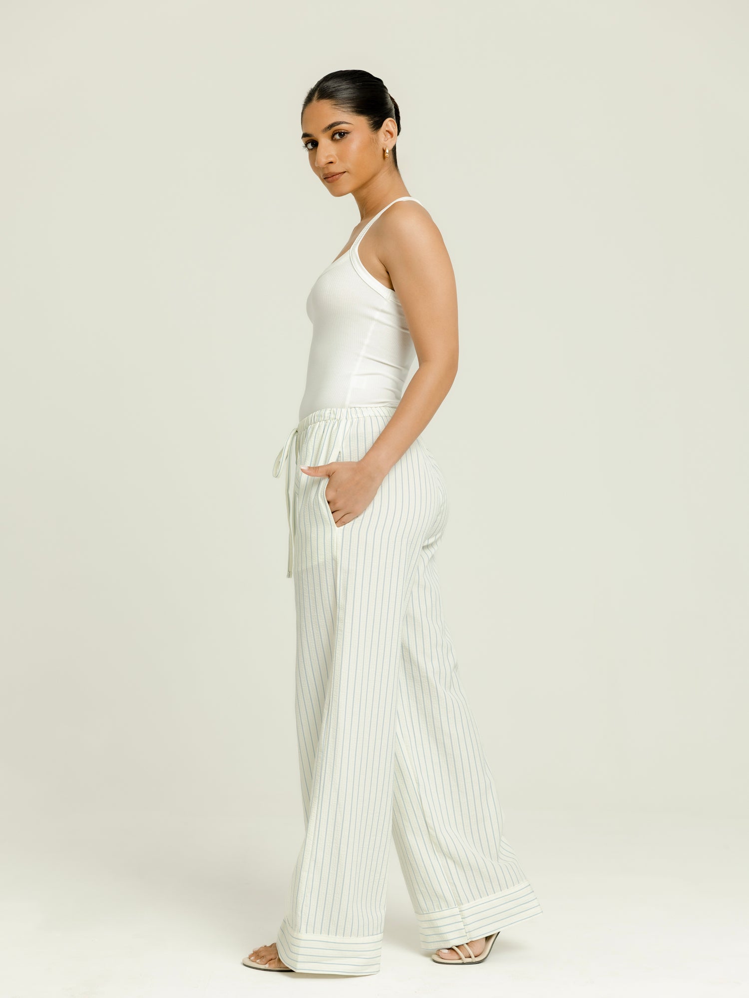 Scoop Neck Body Fitted Sleeveless Top