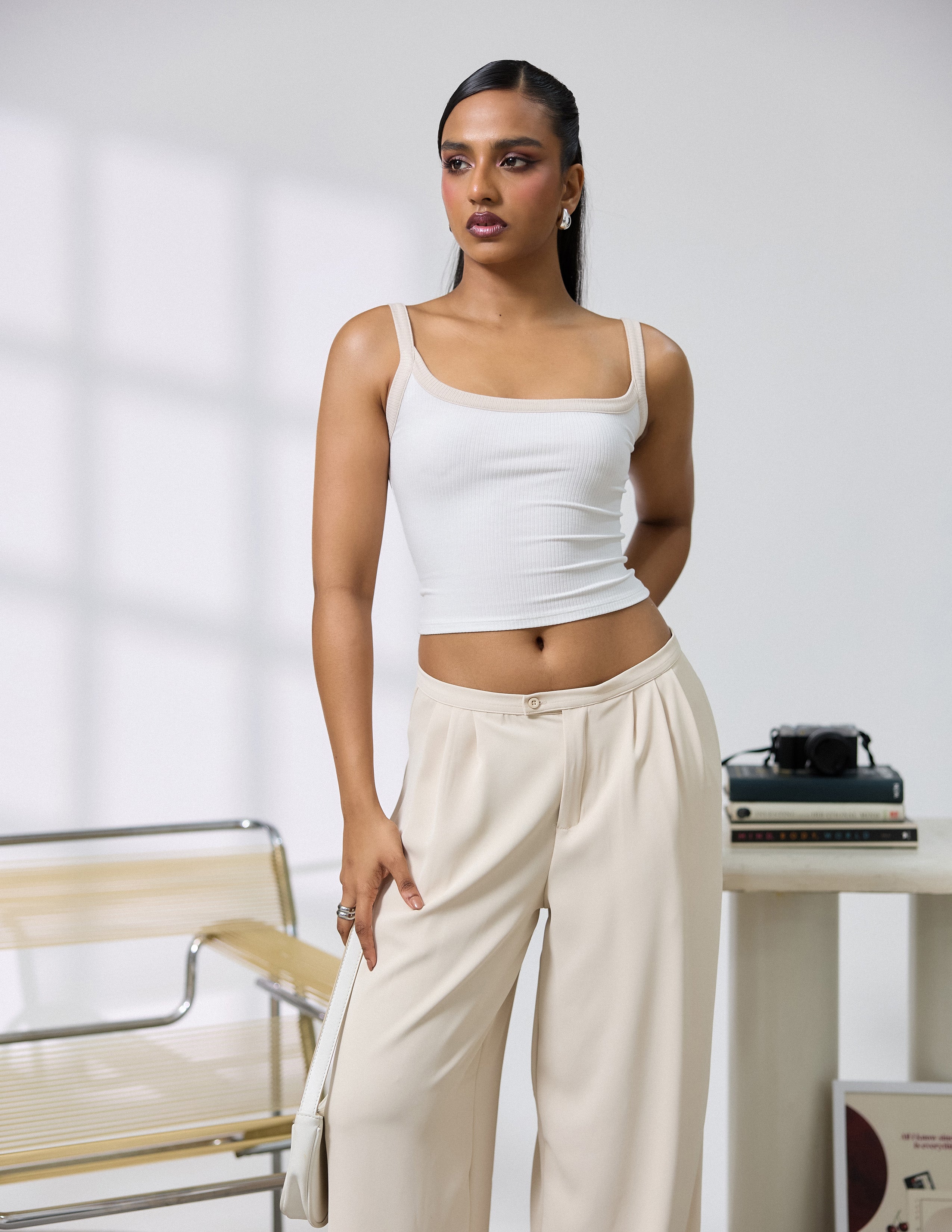 Contrast Piping Detailed Sleeveless Top